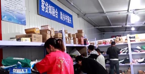 拉人拉貨還拉快遞 農(nóng)村的公交車有點忙&rarr;